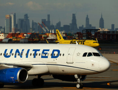 United Airlines resumes flights after 'major' tech outage