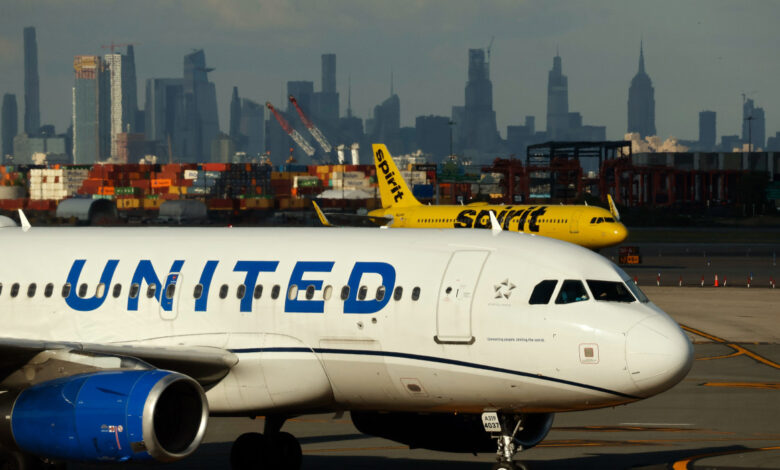 United Airlines resumes flights after 'major' tech outage United Airlines resumes flights after 'major' tech outage